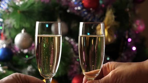 10sm. Ao fundo, árvores de Natal com guirlandas cintilantes oferecem torradas
com taças de champa