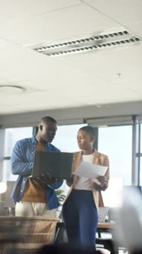 Vertikales Video von ungezwungenen, vielfältigen Geschäftsleuten, die im Büro zusammenarbeiten, Zeitlupe, Kopierraum