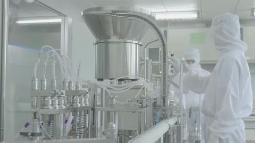 Environnement stérile de la chaîne de production avec vêtements de protection pour techniciens en usine