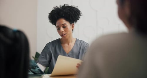 Criança, consulta e médico com mulher e paciente para consulta médica