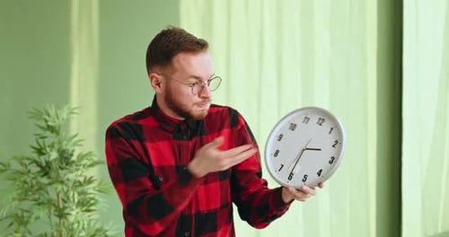 Unzufriedenheit Junger Mann zeigt Uhr