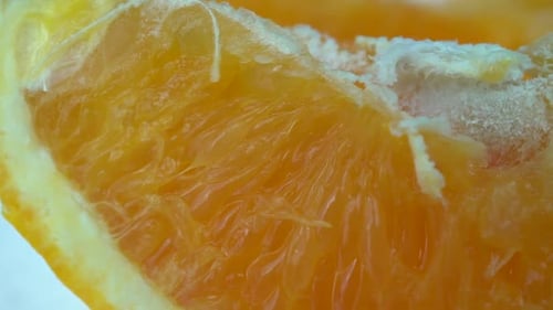 Makropfanne mit einer köstlichen Orangenscheibe