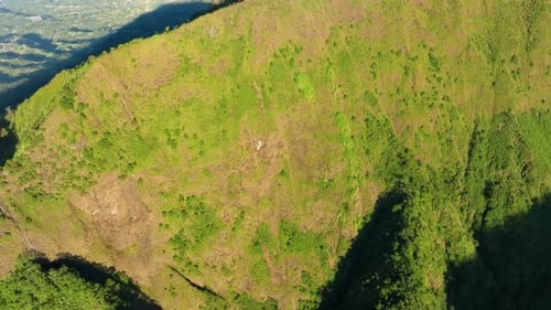 Vue aérienne du mont Slamet au loin depuis le sommet du mont Bisma dans le centre de Java.