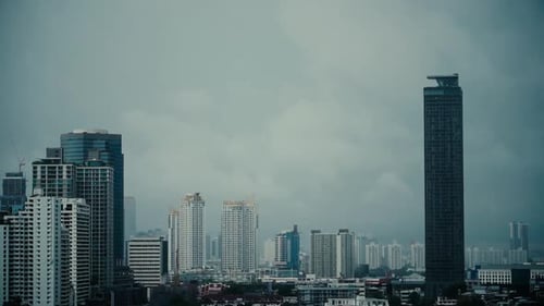 Se
forma una tormenta sobre el horizonte de la ciudad. Hermoso lapso de tiempo de cambios climáticos en la ciudad
.