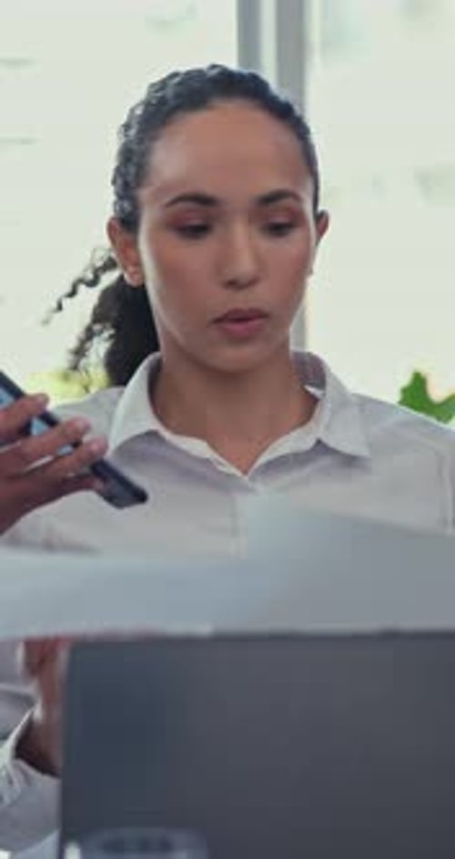 Empresaria, mujer y abrumada por la multitarea en la oficina, con el caos o la presión por la fecha límite