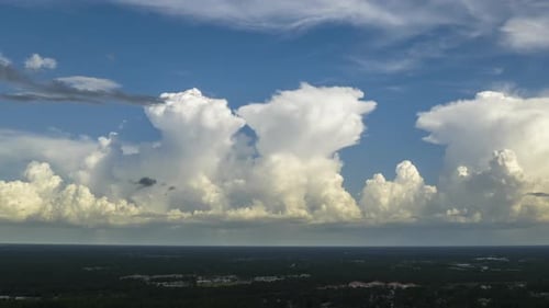 Time Lapse de nuvens brancas de cumulonimbus se formando antes da tempestade sobre a paisagem rural da Flórida em