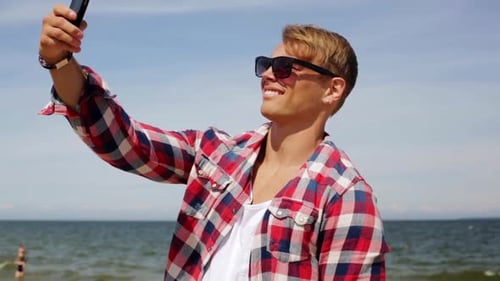 Vacaciones de verano y concepto de personas: joven feliz y sonriente con gafas de sol