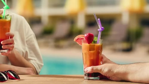 Fruchtcocktail in der Hotelbar Zwei Cocktailgläser Jubel in den Händen auf Meereshintergrund Bartenter