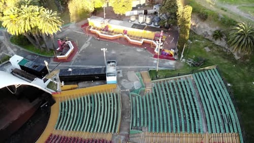 Luftaufnahme des Sommertheaters mit farbigen Tribünen im Montevideo Uruguay Park