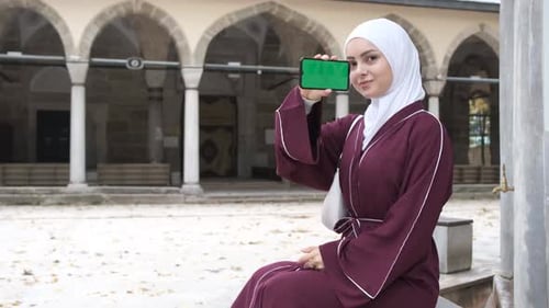 Muslim Girl Introduce Greenscreen