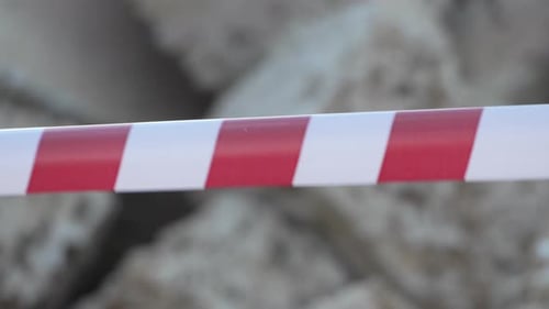 Fita de advertência vermelha e branca balançando no sinal de proteção contra o vento Não cruze a linha vermelha e branca