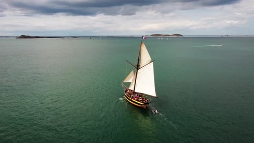 Navire corsaire en bois Le Renard naviguant le long de la côte de Saint-Malo, en France. Vue circulaire d'un Drone aérien