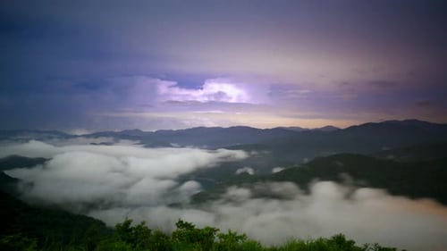 Em uma noite de verão, o mar de nuvens cresce e relâmpagos brilham.