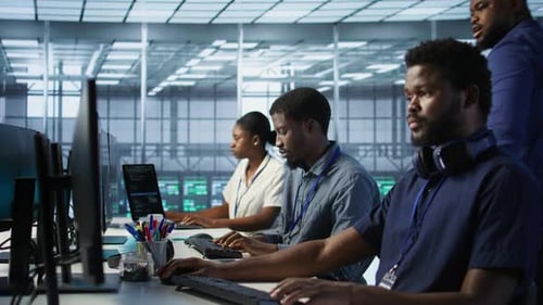 Los compañeros de trabajo del centro de datos están haciendo una lluvia de ideas sobre el monitoreo de las métricas en todos los dispositivos