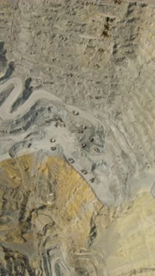 Vista aérea de minas abiertas y equipos de minería pesada