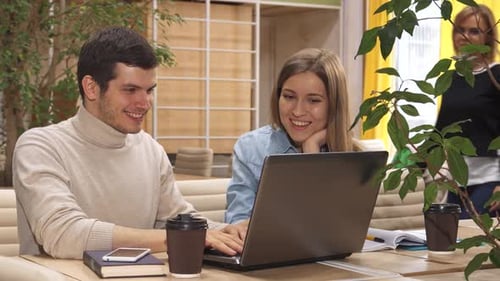 Collaboration dynamique entre jeunes professionnels dans un centre de coworking dynamique