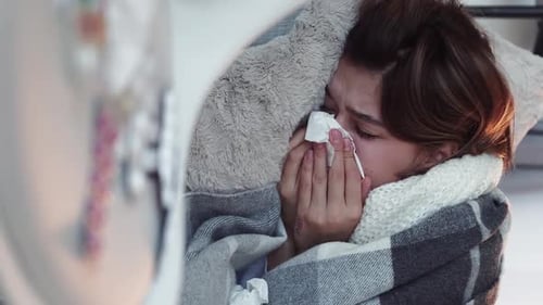 Écoulement nasal vertical, femme malade de la grippe saisonnière, éternuement