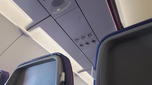Plafond de cabine d'avion - vue du plafond d'une cabine d'avion doté de bouches d'aération et d'un compartiment supérieur