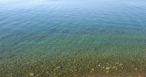 Erstklassiger Panoramablick auf den wilden Steinstrand und das kristallklare Wasser der Adria.