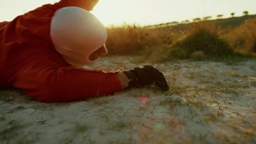 Un astronaute rampe sur le sol en suffoquant sur une planète à l'air toxique