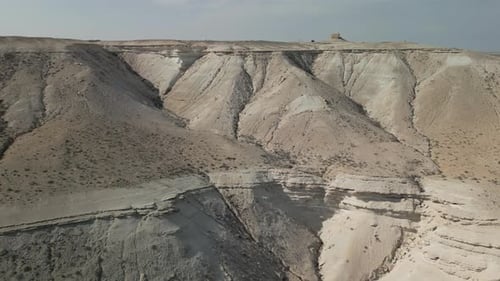 Falaises aériennes et canaux d'eau sinueux sur le lac Sudochye en Ouzbékistan