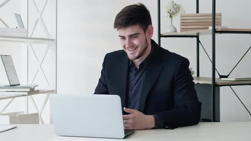 Online-Interview Virtuelles Treffen Geschäftsmann