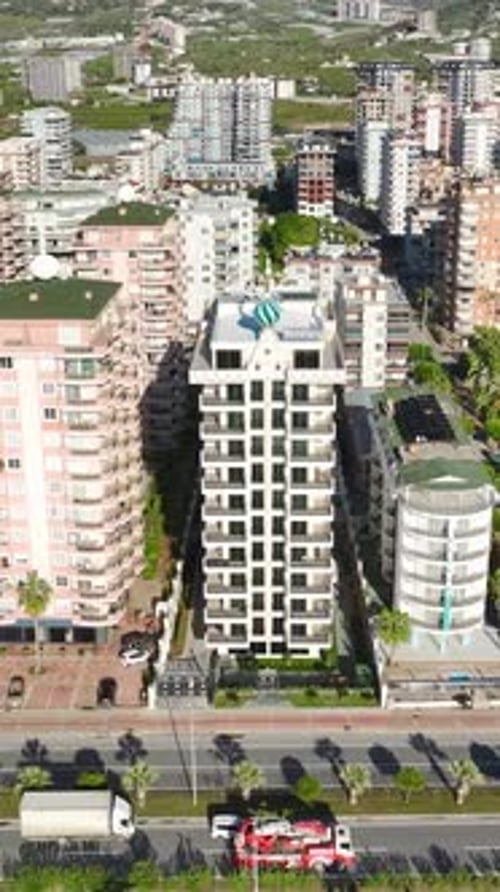 Villas costeras con vista aérea y techos blancos que se están construyendo cerca del mar