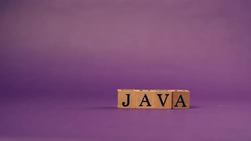 Fond chaud violet avec ombres, cubes en bois avec lettres noires et mots disposés à partir de lettres