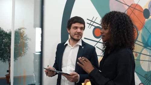 Discussion animée sur de jeunes hommes d'affaires prometteurs