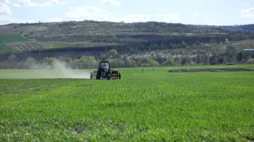 El tractor Farming Essentials se dedica a la pulverización de precisión