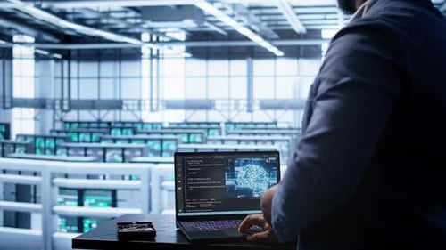 Desarrollador de software en un centro de datos que utiliza inteligencia artificial