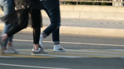 Анонимная толпа пешеходов, идущих по оживленной улице в центре Москвы на закате