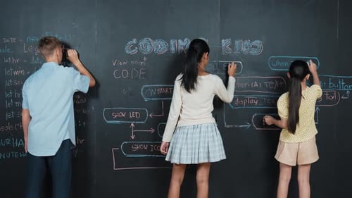 Fröhlicher Student schreibt Tafel und dreht sich um, um vor der Kamera zu posieren. Erbauung