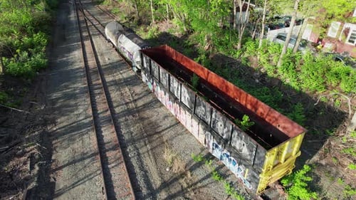 Ich fliege über verlassene alte Waggons auf einer stillgelegten Eisenbahn.