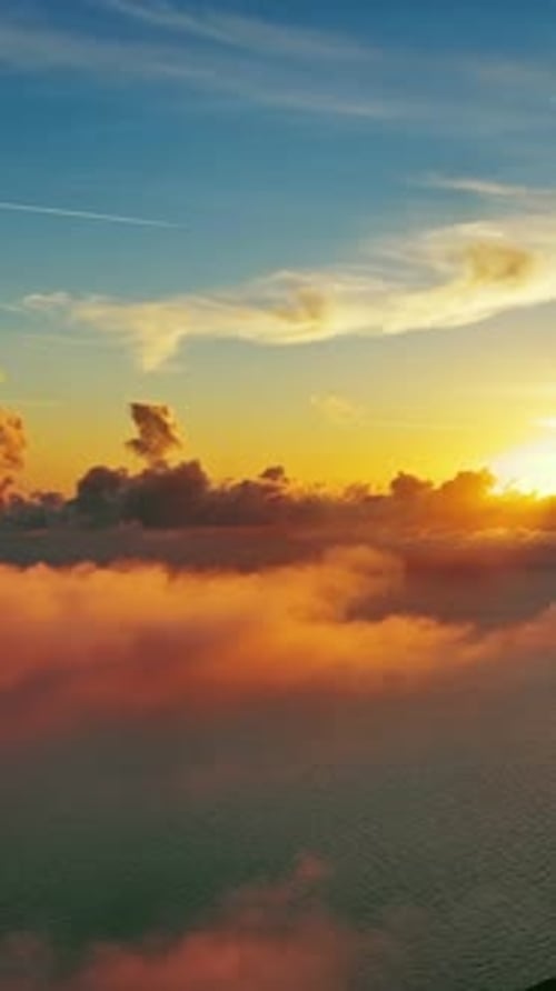 Vue aérienne des nuages lumineux au coucher du soleil