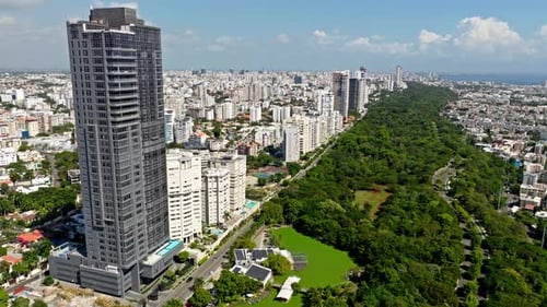 Drone voando perto de um novo e moderno arranha-céu na Avenida Anacaona com vista panorâmica de Santo Domingo