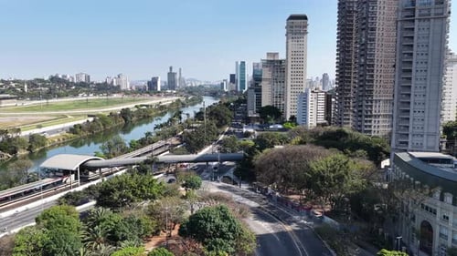 Rodovia icônica no centro de São Paulo, Brasil.