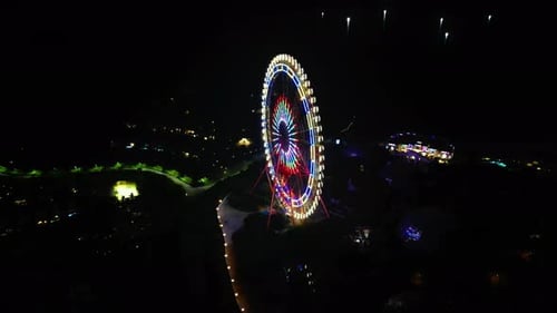 Das Riesenrad der Welt in Vietnam bei Nacht beleuchtet die Insel bei Vinpearl Ferris Wheel Lights am Abend