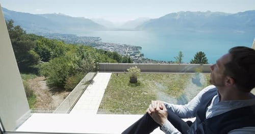 Disfrute de la impresionante vista del lago con paisajes montañosos durante su relajante retiro de vacaciones