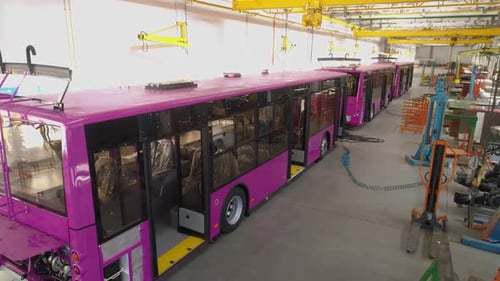 Ligne de convoyage de trolleybus fuchsia, atelier d'assemblage, vue aérienne