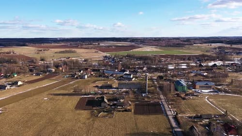 Weitwinkel-Luftbild aus der Vogelperspektive über ländliche landwirtschaftliche Felder bei Tag