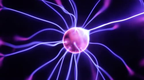 Plasmakugel in Zeitlupe. Mittelkugel, die blaue, violette und weiße Lichtstrahlen aussendet, Energiestrahlen
und