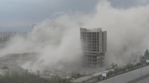Ralenti vidéo de la démolition et de l'explosion d'un bâtiment abandonné à Sofia, en Bulgarie