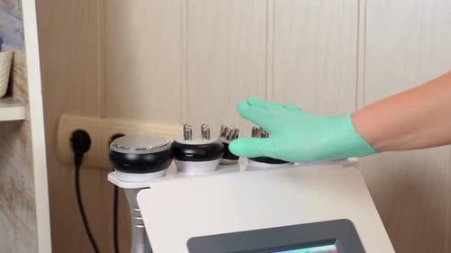 Cosmetologia de hardware em salão de beleza. Cosmetologista feminina escolhe ferramentas para endurecer a pele, lifting facial ou