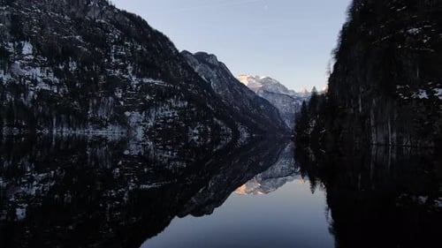 Massiver See zwischen den Bergen in Deutschland, bei Sonnenuntergang, 4k