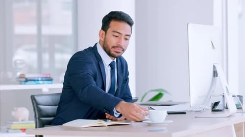 Ingeniero de software que codifica una aplicación y desarrolla tecnología de software en una computadora portátil