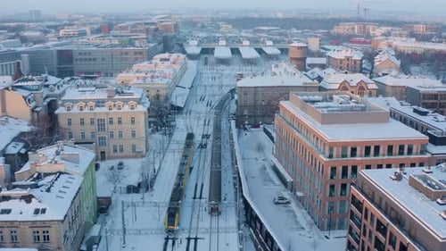 Eisenbahn in der Winterstadt. Zugfahrten auf Schneeschienen in Krakau.