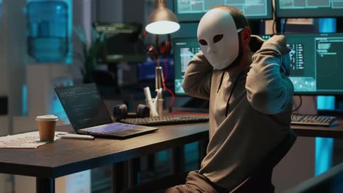 Un escroc masqué pirate un réseau informatique tard dans la nuit