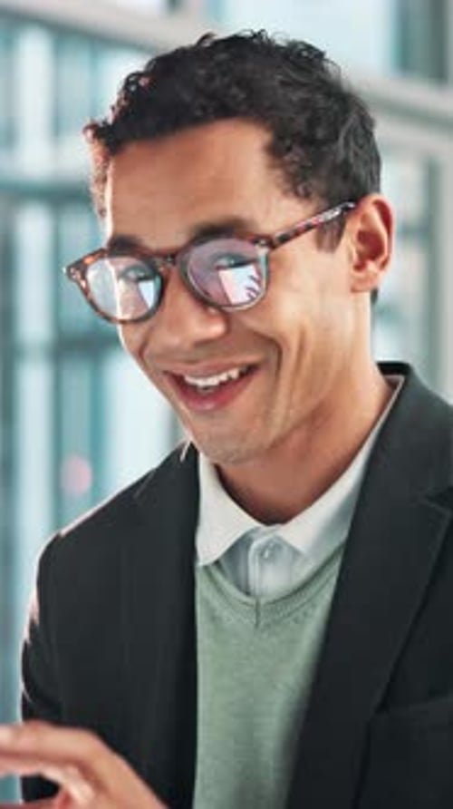 Bureau, entreprise et visage d'homme sur tablette pour le réseautage, la connexion et la planification financière