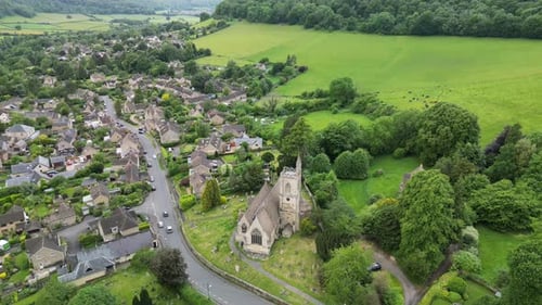Vidéo aérienne au-dessus d'Uley, Royaume-Uni